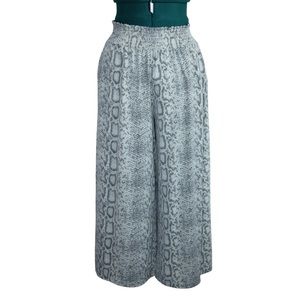 Pre-Owned Simply Styled Wide Leg Reptile stretch Pants (L)